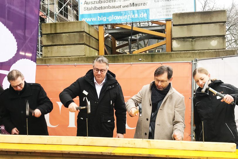 Schlagen die Nägel zum Richtfest ein (v.li.): Bürgermeister Kai Gera, Christoph Lauber (Belia), OB Dr. Frank Dudda und Kathrin Ufken (Cureus).