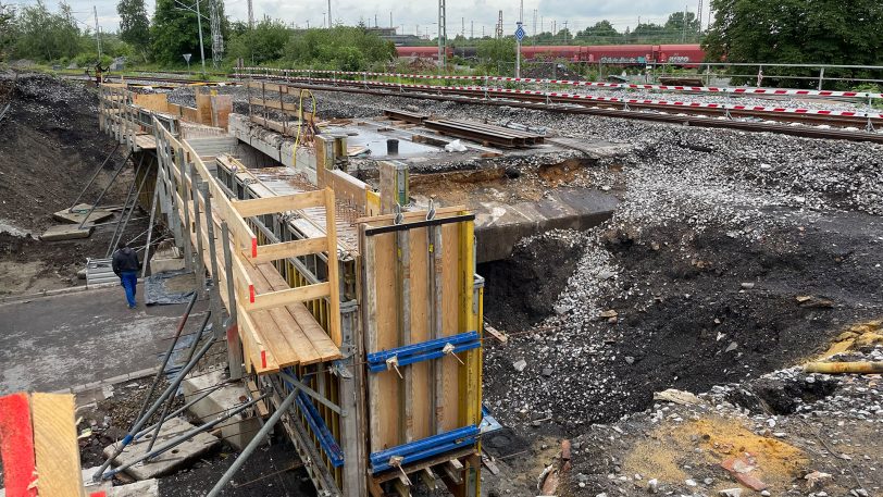 Hier wird gearbeitet: Viel Schutt und viele Steine liegen derzeit an der WHE-Baustelle an der Brücke am Böckenbusch herum.