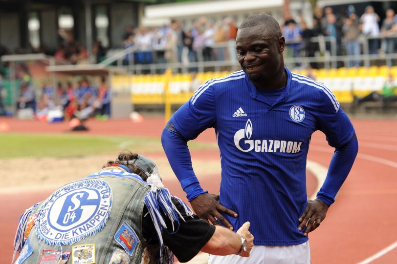 Gerald Asamoah mit Fan Trompeten-Willy. (Archiv)