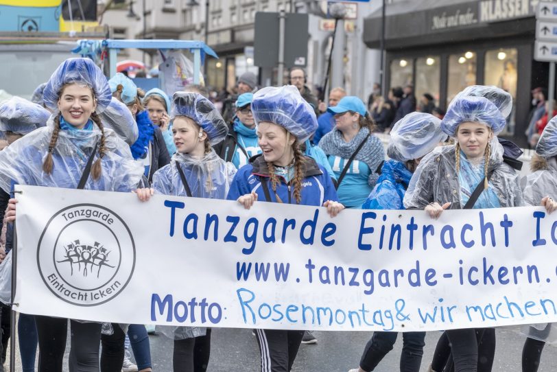 Der Karnevalsumzug am Rosenmontag (04.03.2019) in Herne (NW). Der Umzug startete pünktlich um 12 Uhr vom Kurt-Edelhagen-Platz in Sodingen in Richtung Innenstadt. Trotz der Unwetterwarnung des DWD hatten sich die HeKaGe und das Ordnungsamt entschieden, den Zug rollen zu lassen. Kurz nach dem Start setzte ein heftiger Schauer ein, der Teilnehmer und Zuschauer ordentlich durchweichte.