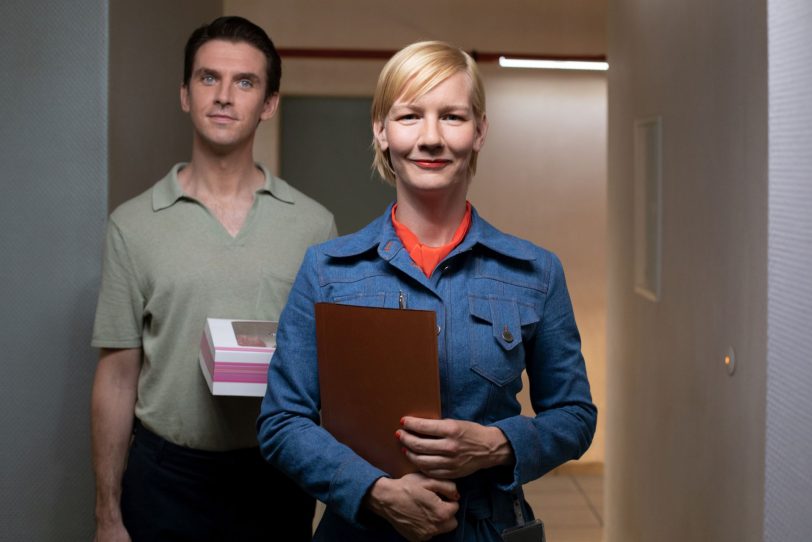 'Ich bin dein Mensch': Die Mitarbeiterin des Terrareca-Konzerns (Sandra Hüller) mit dem perfekt auf weibliche Bedürfnisse programmierten Androiden Tom (Dan Stevens).