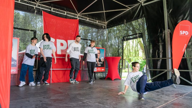 Das traditionelle SPD-Familienfest im Herner Schlosspark fand am Sonntag (8.5.2022) nach zweijähriger Pause wieder statt.  im Bild: Tänzer von Pottporus.