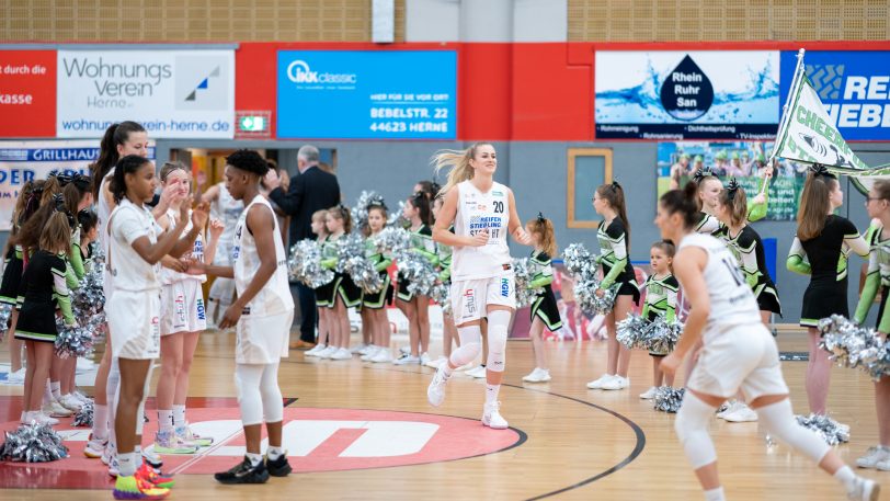 Die Basketball-Damen vom HTC gewinnen am Sonntag (6.11.2022) gegen die Rutronik Stars Keltern mit 73:71 nach Verlängerung. Im Bild (Mitte) Magdalena Szajtauer.