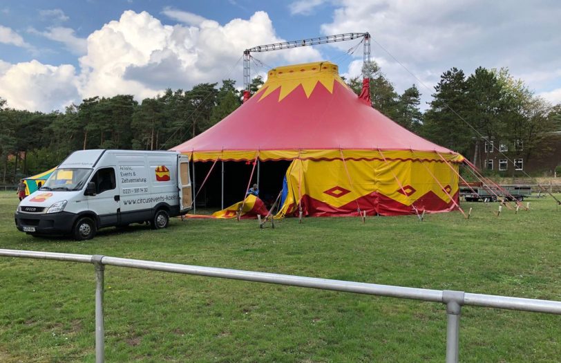 Das Zirkus-Zelt wird aufgebaut.