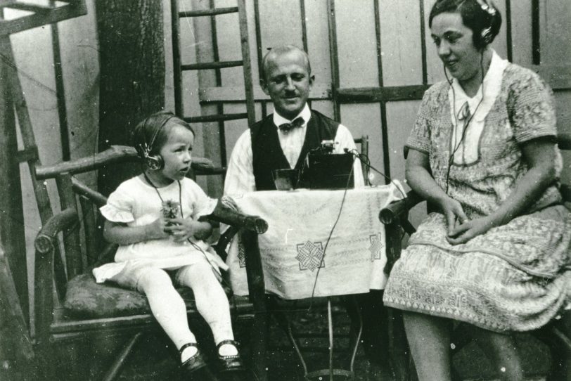 Radiohören Mitte der 1920er Jahre.