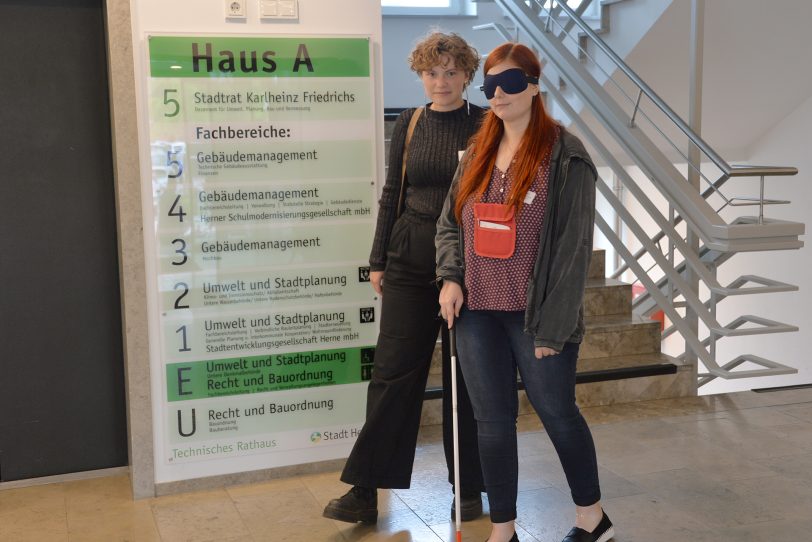 Azubi-Inklusions-Tag 2019: Die fiktive Blinde Cindy mit ihrer Begleiterin Paula.