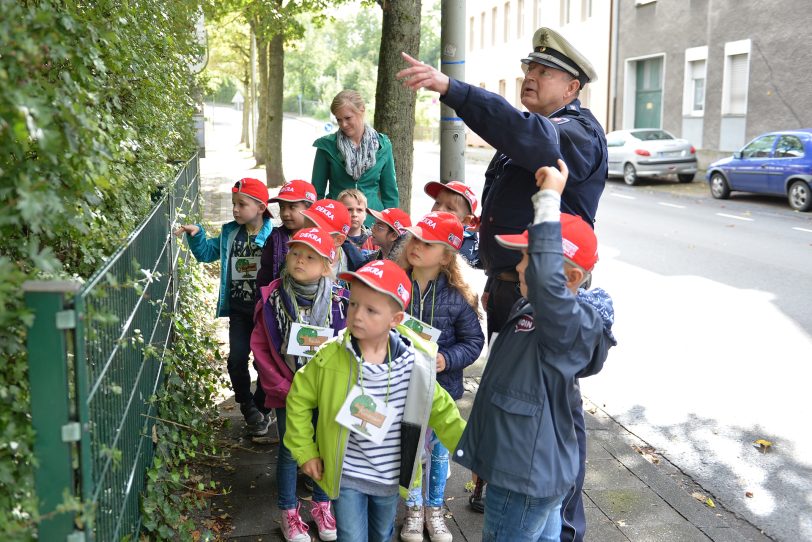 Schulwegsbegehung mit einer ersten Klasse und den Bezirksbeamten der Polizei.