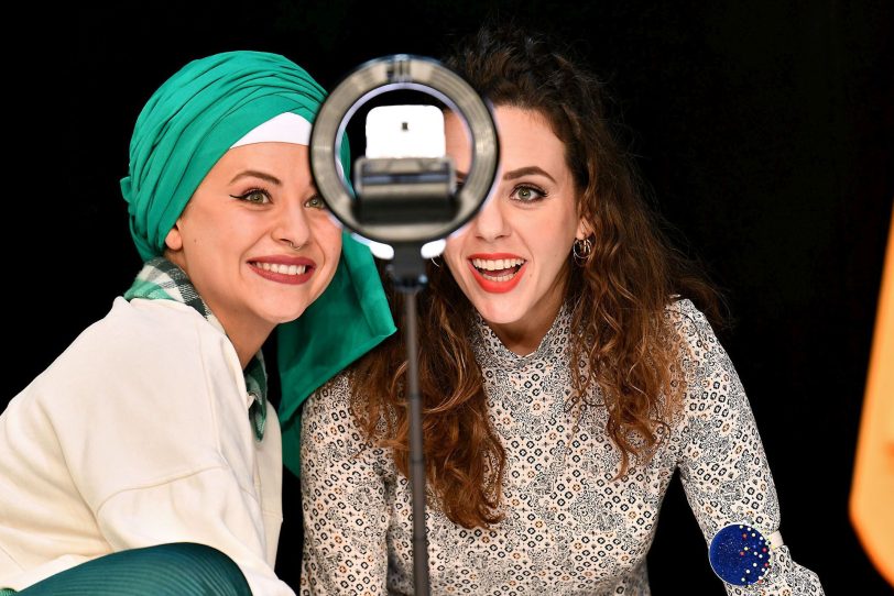 Beim Insta-Livestream noch ein Herz und eine Seele: die Schwestern Hanife (Sima Laux) und Amal (Talisa Lara Schmid).