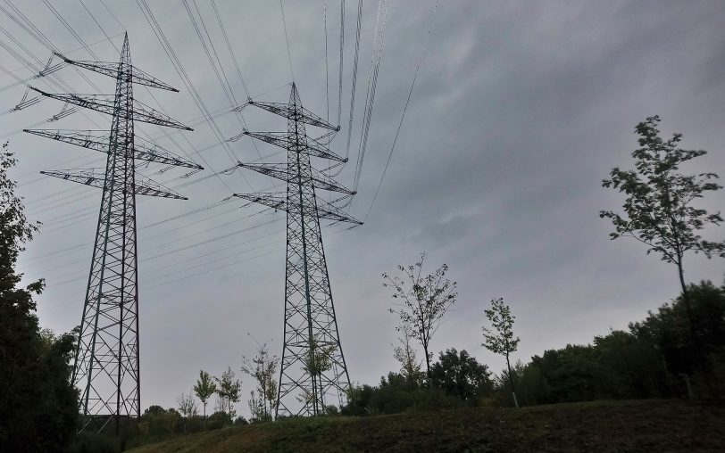 Amprion überprüft Strommasten an der Straßen 