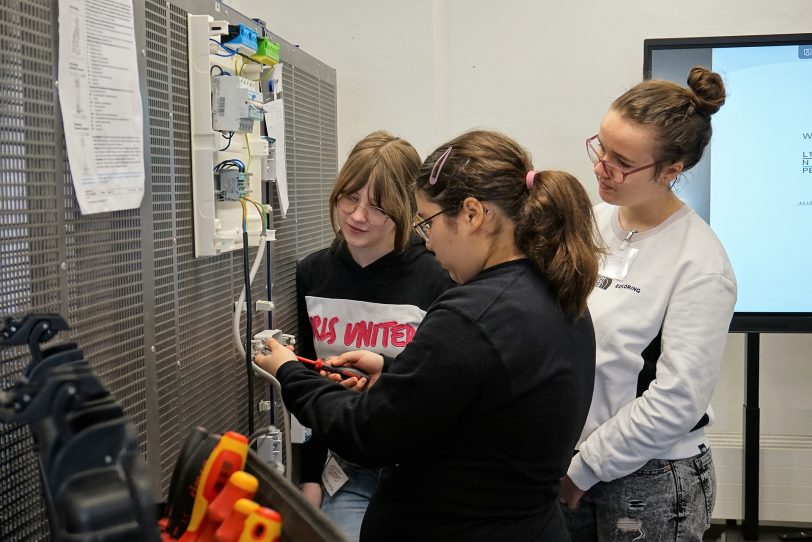 Insgesamt sechs Mädchen schauten sich am Girls Day 2023 die Stadtwerke Herne genauer an.