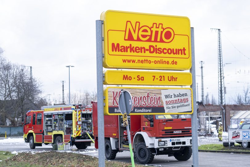 Durch einen Brand wurde am Samstagmorgen (31.01.2021) der Netto-Markt an der Berliner Straße in Herne (NW) komplett zerstört. Kräfte der Berufs- und der Freiwilligen Feuerwehr wurden bei den Löscharbeiten durch das THW unterstützt. Die Polizei ermittelt wegen des Verdachts auf Brandstiftung.