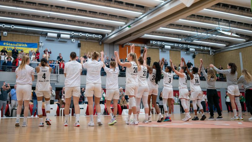 Gemeinsam feiern mit den Fans: Die Basketball-Damen vom HTC gewannen am Sonntag (6.11.2022) gegen die Rutronik Stars Keltern mit 73:71 nach Verlängerung.