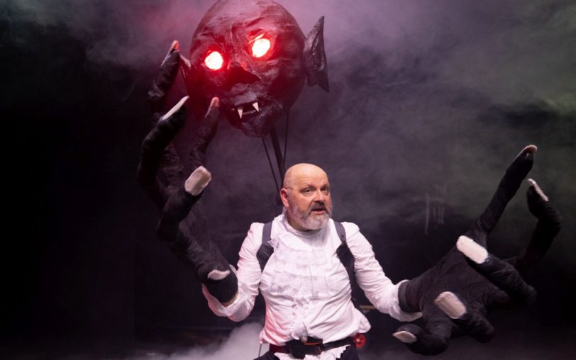 „Du gehörst nun mir. Bist Fleisch von meinem Fleisch, Blut von meinem Blut. Art von meiner Art“: Matthias Hecht als Monster – in Bert Brechtscher Verfremdung.