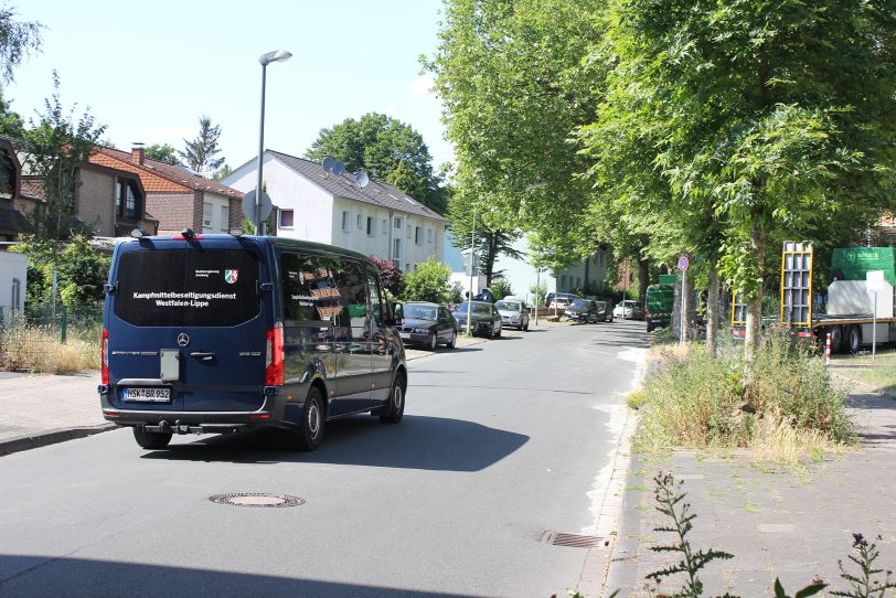 Das Kampfmittelräumteam war vor Ort und hat um 22:30 Uhr die Bombe entschärft.