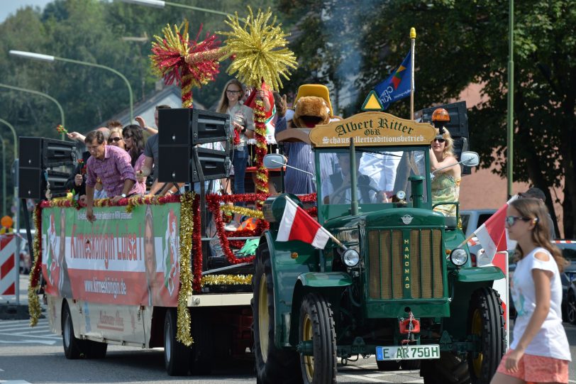 Kirmesoldtimer fahren von Bochum zum Cranger Kirmesplatz