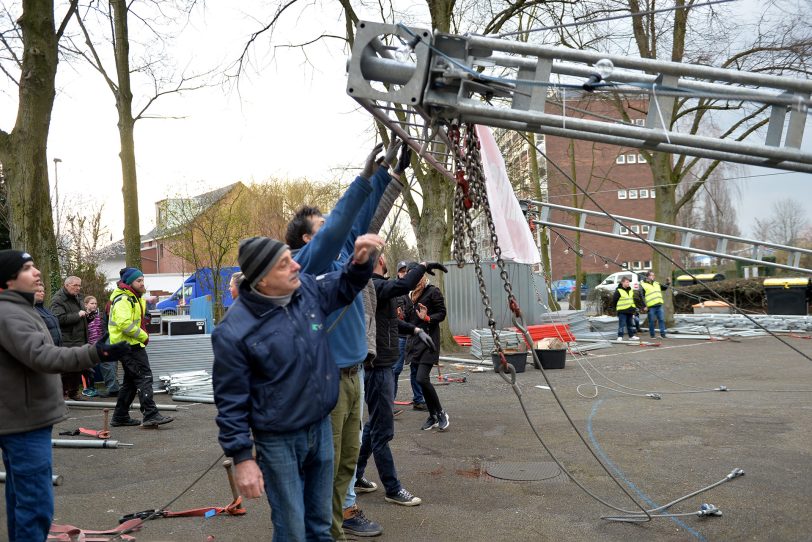 Der Kinder- und Jugendzirkus Dobbelino macht Station an der Grundschule in Holsterhausen, der Sonnenschule. Am Sonntag bauten das Zirkusteam Eltern und Lehrer das Zelt auf dem Schulhof auf.