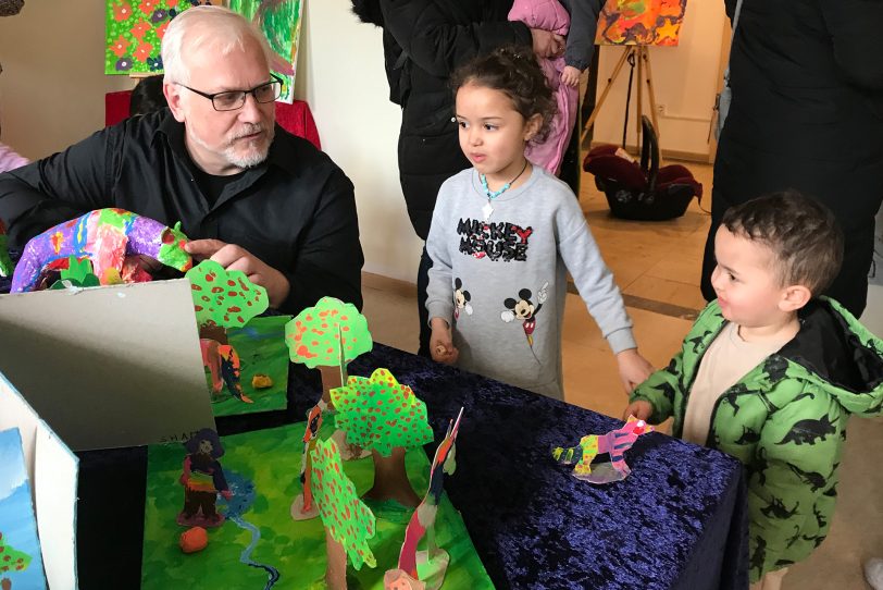 Künstlers Michael Hahmann (li.) kam jede Woche für eine Stunde in die Kita und erarbeitete die Werke gemeinsam mit den Kindern.