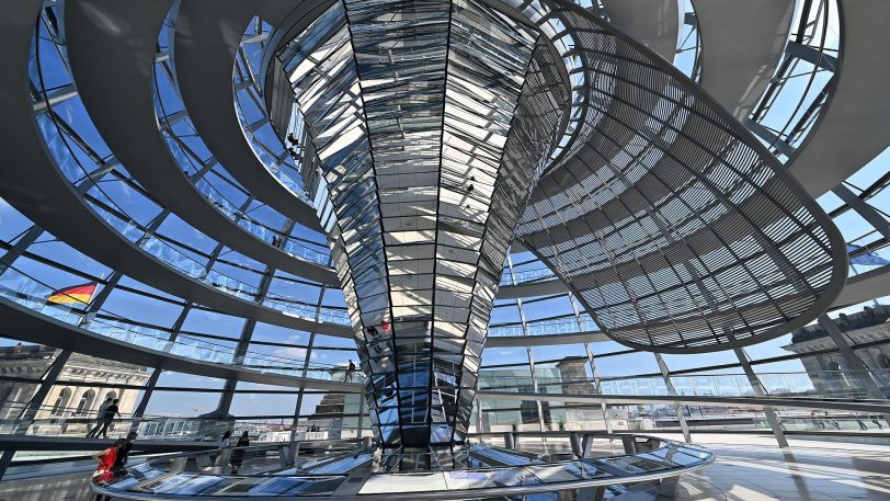 hallo-Fotograf Heinz-Jürgen Bourichter wurde durch das Paul-Löbe-Haus, das Marie-Elisabeth Lüders Haus und den Reichstag in Berlin geführt. Allabendlich beginnt mit Einsetzen der Dunkelheit eine Film-, Licht- und Tonprojektion mit dem Titel „Dem deutschen Volke — Eine parlamentarische Spurensuche. Vom Reichstag zum Bundestag“.