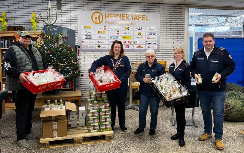 Sachspende für die Herner Tafel vom Malteser Hilfsdienst: (v.li.) Andreas Blisse (Leiter Herner Tafel), Sybille Lerche (Malteser Jugend Herne, Cornelia Schulz (Malteser Hilfsdienst Herne), Jill Fortmann (Geschäftsführerin Malteser Hilfsdienst Herne) und Christian Wehr (Stadtbeauftragter Malteser Hilfsdienst Herne).