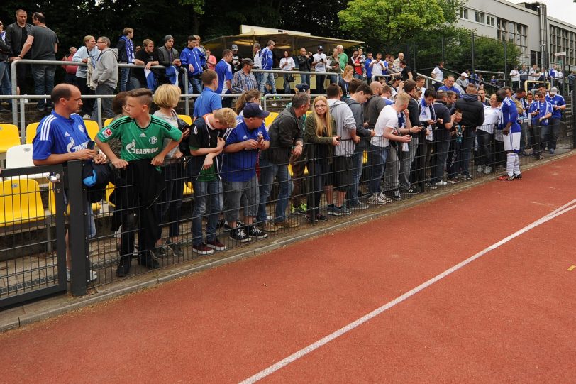 Gerald Asamoah nahm sich nach dem Spiel noch Zeit für seine Fans