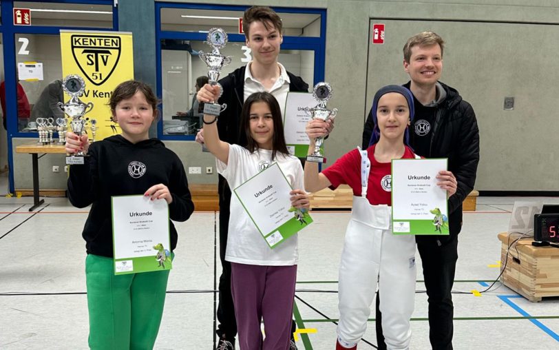 Erfolgreiche HTC-Säbelfechter beim Turnier in Bergheim: (hinten, v.l.:) Alessio Witzke, Fechter und Jugendtrainer, Trainer Jan Patrick Camus; (vorne, v.l.) Antonia Moroz, Zeynep Yolcu, Aysel Yolcu.