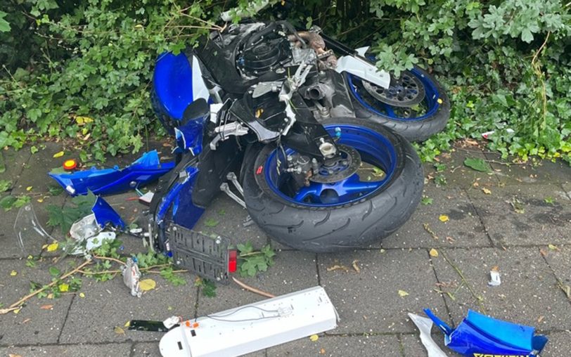 Ein Herner (36) stürzte am Sonntag (15.6.2025) mit seinem Motorrad bei einem Unfall in Hagen. Die Suzuki wurde durch den Unfall erheblich demoliert und musste abgeschleppt werden.