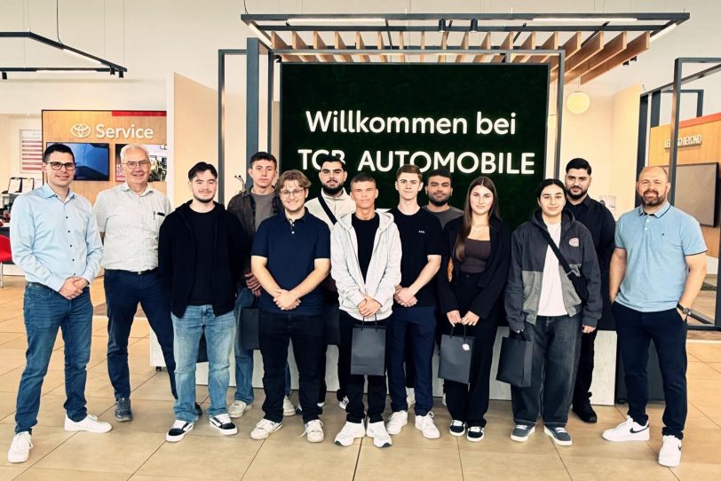 Die neuen Auszubildenden der TCB Automobile GmbH.