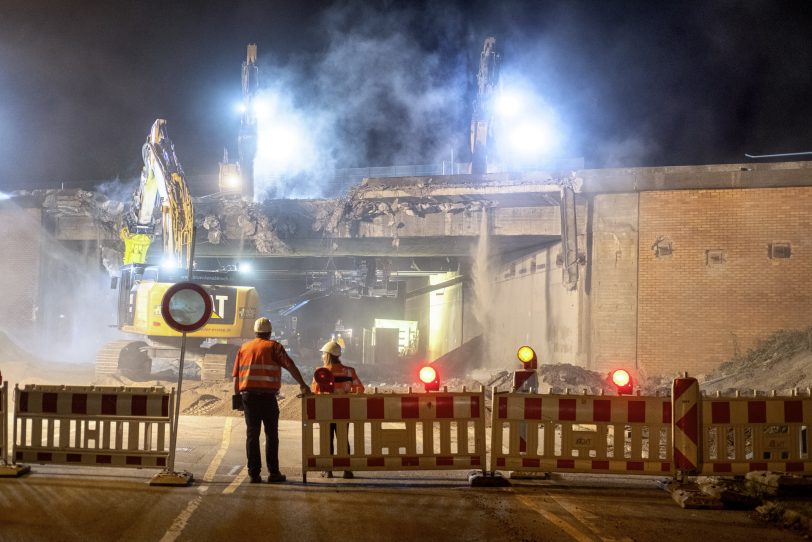 Nächtlicher Abbruch des westlichen Teil der Autobahnbrücke der A43 über die Forellstraße in Herne (NW), am Freitagabend (30.08.2019).