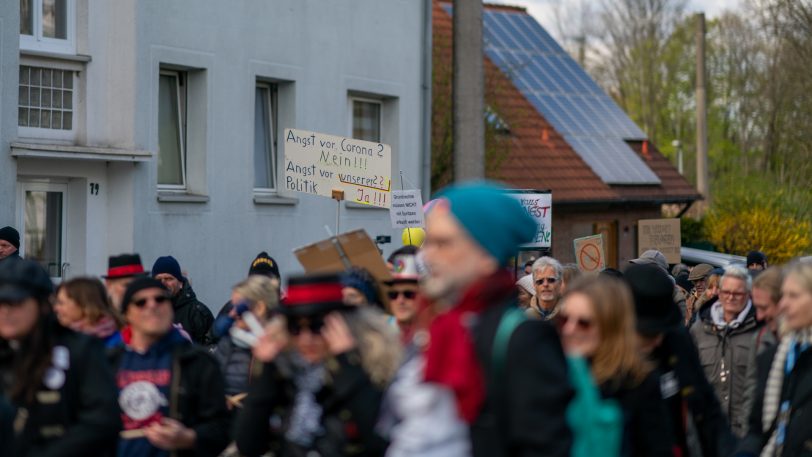 Erneute Impfgegner/Schwurbler-Demo auf dem Cranger Kirmesplatz und Demozug durch die Wanner City am Sonntag (3.4.2022).