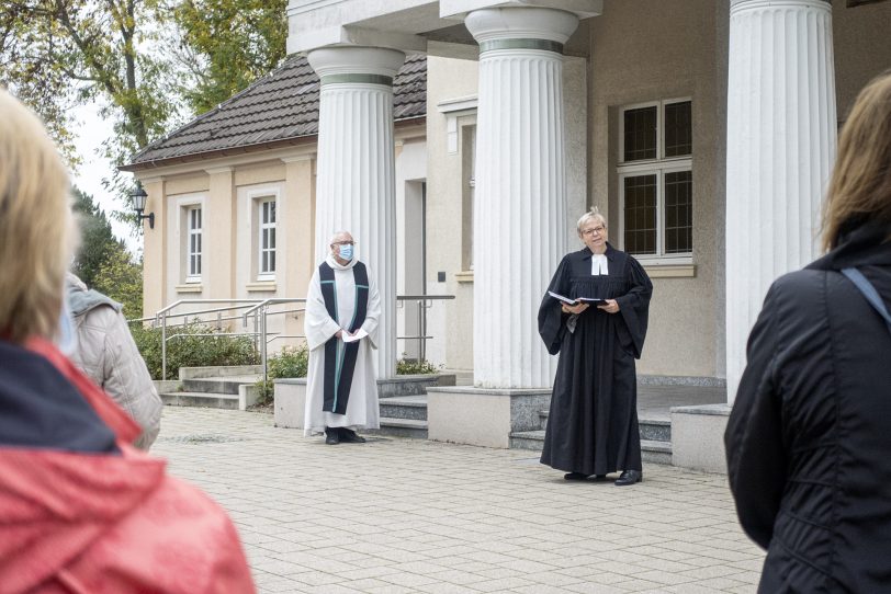 Ökumenische Andacht zu Allerheiligen auf dem Wiescherfriedhof in Herne (NW), am Sonntag (01.11.2020). Im Bild (v-l): Pfr. Georg Birwer und Religionspädagogin Karola Rehrmann.