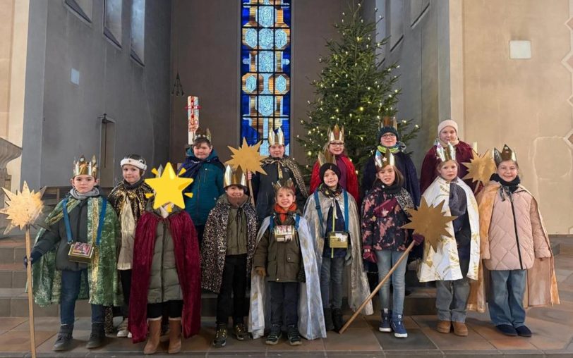 Hier stehen die Kinder in der Kirche St. Marien Eickel.