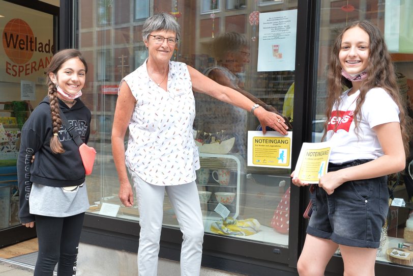 v.l. Dilara (10) und ihre Schwester Aleyna (11) werben für das Projekt 'Noteingang'. im Bild mit Christa Winger vom Weltladen Esperanza.