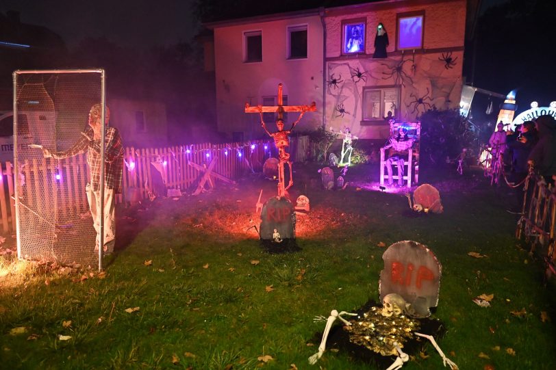 Gruselaction pur: Einige Halloween-Häuser und deren Vorgärten in Herne waren am Freitag (31.10.2025) in der Nacht des Schreckens mit viel Deko geschmückt.