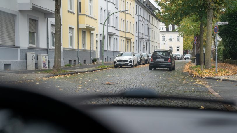 Bald ein Bild der Vergangenheit: An dieser Kreuzung der Kronprinzenstraße werden ab Montag, 27. Oktober 2025, rote-weiße Einfahrt verboten-Schilder stehen und die Gegenrichtung wird zur Einbahnstraße.