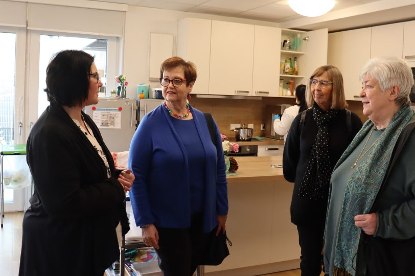 Davina Rohloff (l.), Leitung der Caritas-Seniorenwohngemeinschaften, im Gespräch mit Besucher:innen der Veranstaltung.