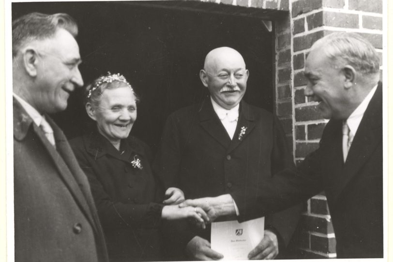Dieses Ehepaar feierte 1956 ihre goldene Hochzeit. In den Augen der Frau war ihr Ehemann sicherlich ein