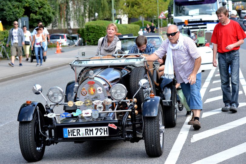Kirmesoldtimer fahren von Bochum zum Cranger Kirmesplatz