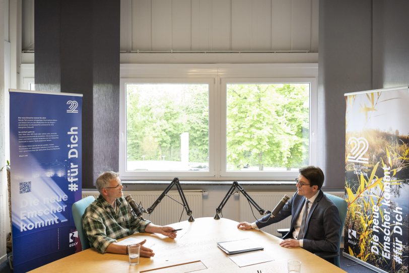 v.r. Prof. Dr. Uli Paetzel und Oliver Kuschel diskutieren unter anderem über das Umdenken der jungen Generation und die gesellschaftliche Entwicklung durch Renaturierungsprojekte.