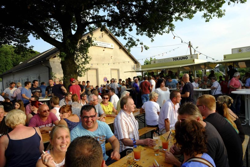 Voller Platz vor dem Vereinsheim.