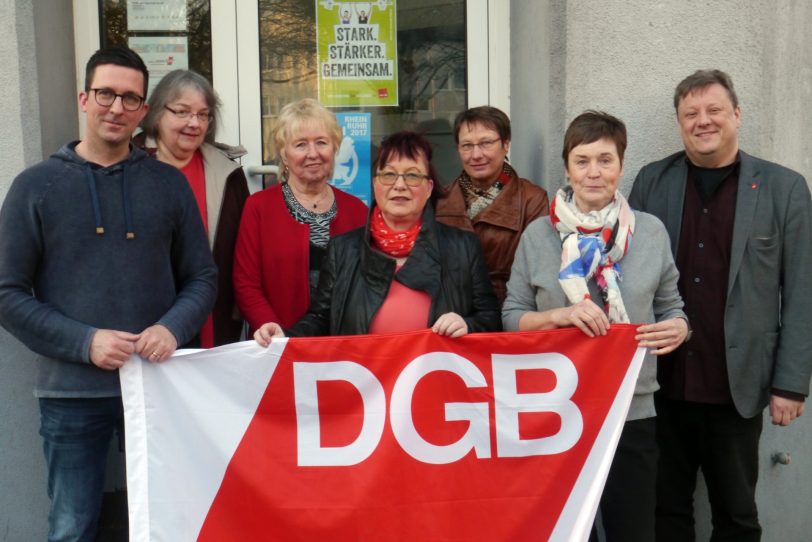 v.l. Eric Lobach (DGB-Vorsitzender), Ursula Portyka (Gast), Edith Neitzert (IGBAU), Roswitha Zell (IGBCE), Christine Burkert, Inge Petri, Stefan Marx (DGB-Regionsgeschäftsführer).