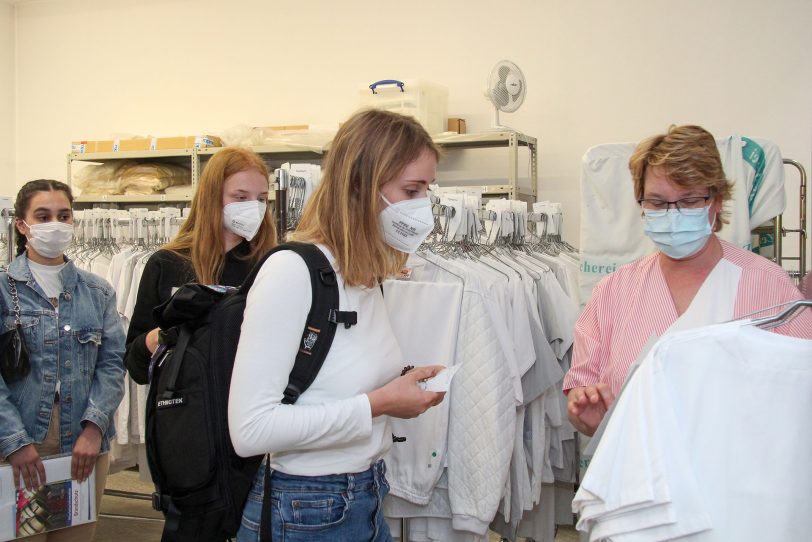 Hauswirtschaftsleiterin Silke Gelbrich stattet die Buftis mit ihrer neuen Dienstkleidung aus.