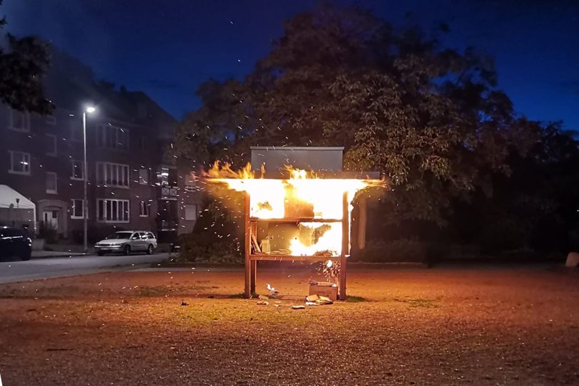 Der Schrank steht lichterloh in Flammen. Die Feuerwehr ist alarmiert.