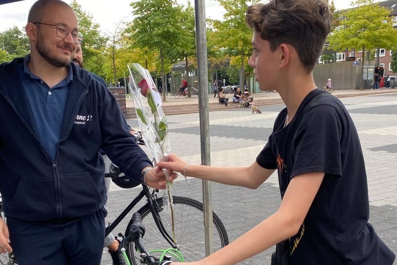 Die Islamische Gemeinschaft Herne verteilte rote Rosen an Passanten in der Wanner City.