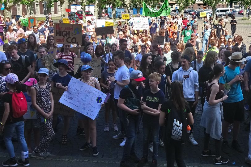 Demonstranten auf dem Rathausplatz.