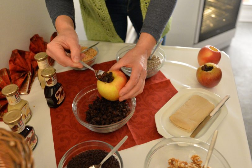 Strünkeder Advent: Bratapfelbacken.