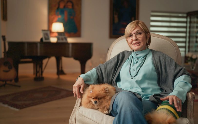 Faegheh Atashin alias Googoosh, hier in ihrer Villa in Los Angeles, ist nicht nur eine iranische Musik-Legende, sondern auch eine faszinierende Erzählerin in eigener Sache.