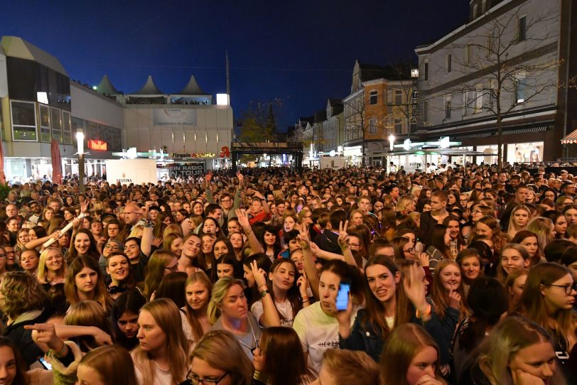 Volles Haus vor dem City Center.