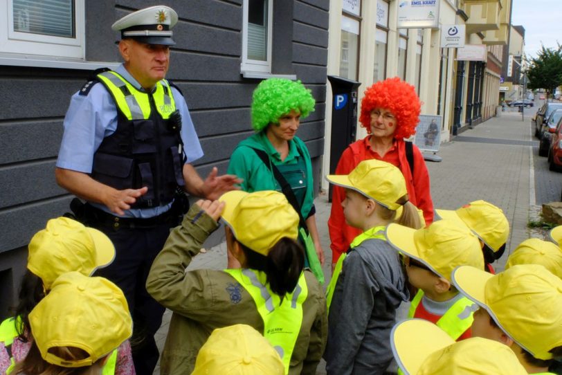 Ampelmännchen und Polizei arbeiten Hand in Hand.