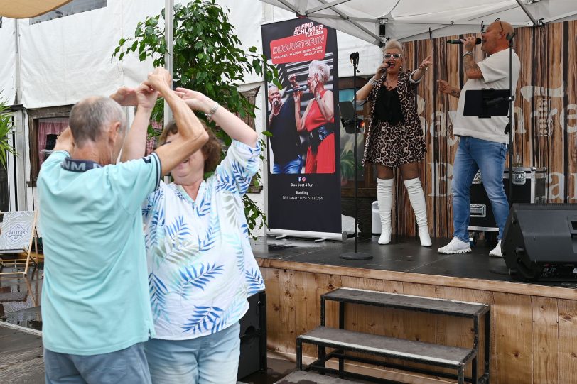 Ein Paar tanzt am Bayernzelt