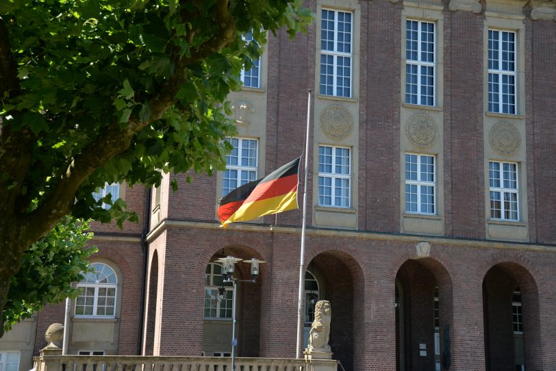 Die Halbmast-Beflaggung am Herner Rathaus.